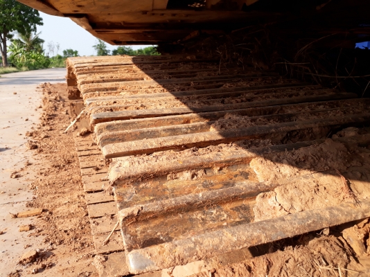 ขายด่วน KOMATSU PC200-7 สภาพพร้อมใช้งาน เครื่องปั้มดี โซ่ช่วงล่างสวย ไฟฟ้าอยู่ แอร์เย็น บูมอาร์มไม่แตกไม่ร้าว เฟรมสวย เอกสารเลีมทะเบียน ภาษีไม่ขาด