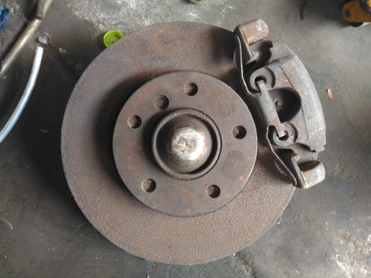 BMW318I e36 โช๊คกับดุมติดจานเบรคหน้าขวา แยกอย่างละ500บาท