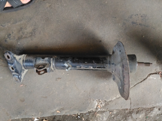 BMW318I e36 โช๊คกับดุมติดจานเบรคหน้าขวา แยกอย่างละ500บาท