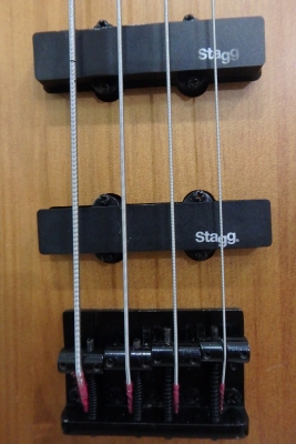 เบสไฟฟ้า 4 สาย ขนาด 41 นิ้ว ยี่ห้อ Stagg สีไม้ขัดด้าน ทรง Fusion มือสอง สภาพดี