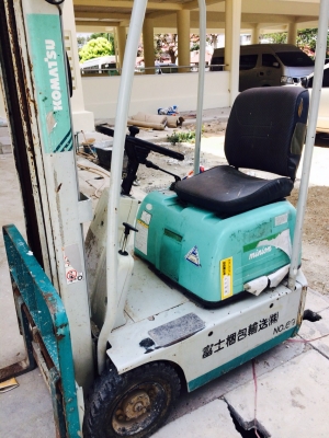 รถโฟลคลิฟท์ ไฟฟ้าเสาสูง3.5เมตร รถโฟลคลิฟท์ ไฟฟ้าเสาสูง3.5เมตร