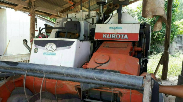 ขายด่วน รถเกี่ยวข้าว คูโบต้า รุ่นdc68g ปี54 สภาพดี  พร้อมทะเบียน  ช่วงล่างดี  เลิกทำนา  ขาย260000