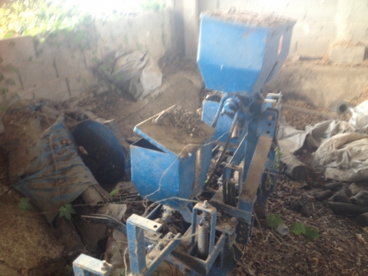 ขายด่วน เครื่องหยอด  ปุ๋ยเมล็ดพันธ์   ขายเพียง 15000 บาท