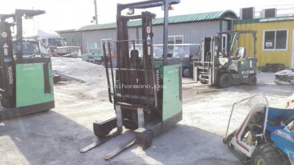 รถยกไฟฟ้ายืนขับ TOYOTA รุ่น 7FBRK10  รหัสสินค้า 81004751 ติดต่อ 081-8283376  www.nihonmono.com