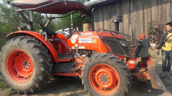 ขายรถไถ M7040 พร้อมอุปกรณ์หน้าหลัง มีเล่มพร้อมโอนครับ
