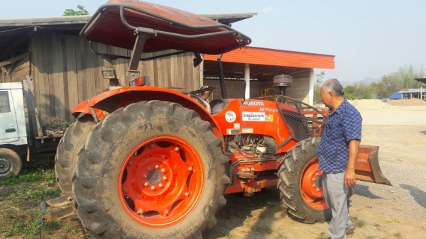 ขายรถไถ M7040 พร้อมอุปกรณ์หน้าหลัง มีเล่มพร้อมโอนครับ