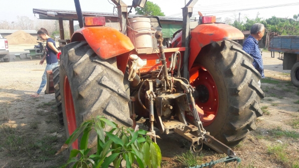 ขายรถไถ M7040 พร้อมอุปกรณ์หน้าหลัง มีเล่มพร้อมโอนครับ