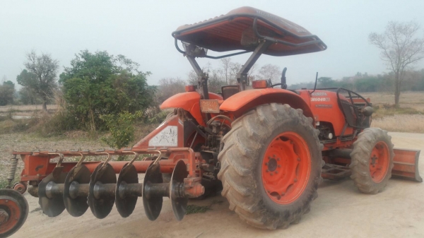 ขายรถไถ M6040 รถสวยเดิมๆๆพร้อมใช้ครับ มาพร้อมอุปกรณ์หน้าหลัง มีเล่มพร้อมโอนครับ