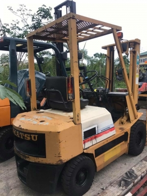 ขายรถยก KOMATSU ขนาด 1.5ตันคับ เกียร์ธรรมดา เครื่องยนต์ดีเซล ยกได้สูง 3 เมตร