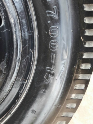 ล้อถอดจาก isuzu 4ล้อกลาง ล้อกระทะ15&quot; ยาง 7.00-15 deestone ปี15 ใช้งานไม่ถึง1000k