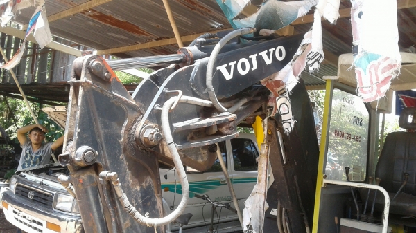 แบคโฮ VOLVO 28U