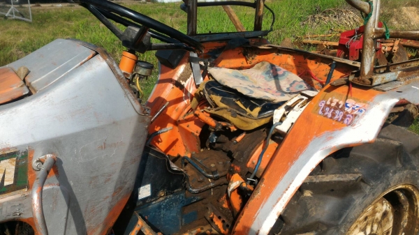 ขายรถไถ KUBOTA L1802DT 2 เพลา 18แรง เครื่องดี เกียร์ดี ใช้งานได้ปกติ  ราคา 45,000 มีรถขนส่งบริการขนส่งทั่วไทย สามย่านแทรคเตอร์ อ.แกลง จ.ระยอง 0818618678,0899347475 https://www.facebook.com/DC-Tractor-Rayong-3071545327?/shop? id line=081-8618678 id line=08