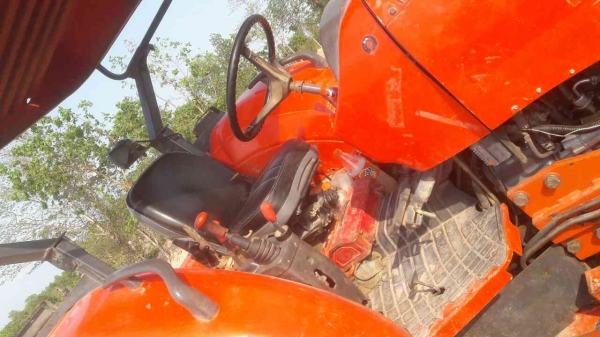 ขายรถไถKUBOTA M7040 อุปกรณ ์ใบดัน ผาน3,ผาน6 สภาพดี ราคา375,000บ. สนใจ 0835601591 หรือ 0903494058