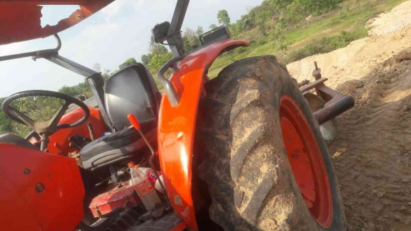 ขายรถไถKUBOTA M7040 อุปกรณ ์ใบดัน ผาน3,ผาน6 สภาพดี ราคา375,000บ. สนใจ 0835601591 หรือ 0903494058