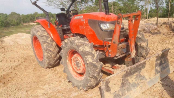 ขายรถไถKUBOTA M7040 อุปกรณ ์ใบดัน ผาน3,ผาน6 สภาพดี ราคา375,000บ. สนใจ 0835601591 หรือ 0903494058