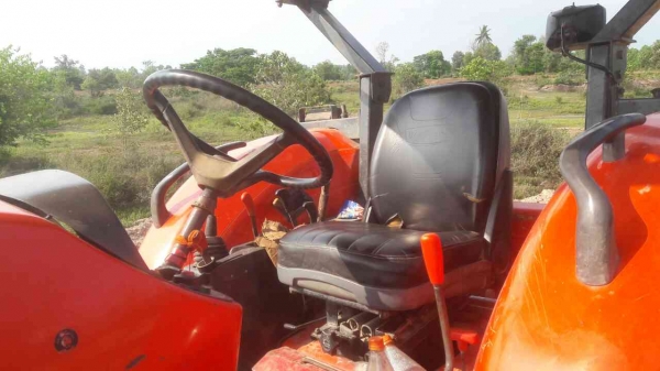 ขายรถไถKUBOTA M7040 อุปกรณ ์ใบดัน ผาน3,ผาน6 สภาพดี ราคา375,000บ. สนใจ 0835601591 หรือ 0903494058