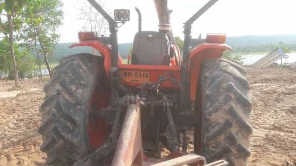 ขายรถไถKUBOTA M7040 อุปกรณ ์ใบดัน ผาน3,ผาน6 สภาพดี ราคา375,000บ. สนใจ 0835601591 หรือ 0903494058