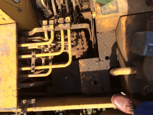 ขายด่วน KOMATSU PC 100L-1 ช่วงล่างใหญ่เอวสูงลดราคาครับอยากขายครับๆๆ