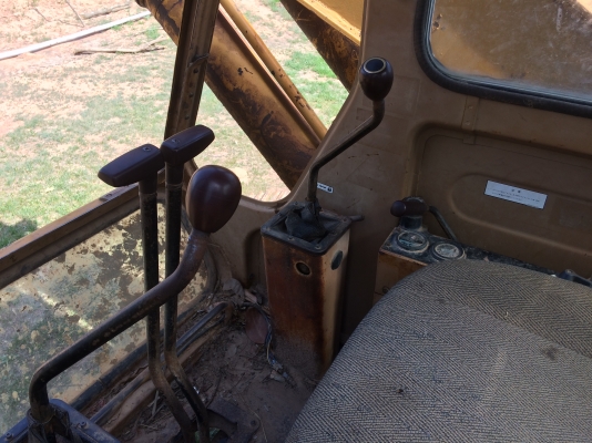 ขายด่วน KOMATSU PC 100L-1 ช่วงล่างใหญ่เอวสูงลดราคาครับอยากขายครับๆๆ