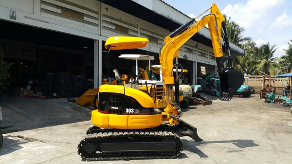 ขาย รถขุด CATERPILLAR รุ่น 303CR มือสองญี่ปุ่น แทรกเหล็ก สลักบูท เอวแน่น 100\%  คันนี้ มีไลน์กระแทก ระบบสมบูรณ์ ทำงานไว  มือถือ/LINE ID : 0818753444