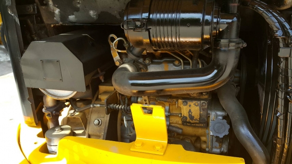 ขาย รถขุด CATERPILLAR รุ่น 303CR มือสองญี่ปุ่น แทรกเหล็ก สลักบูท เอวแน่น 100\%  คันนี้ มีไลน์กระแทก ระบบสมบูรณ์ ทำงานไว  มือถือ/LINE ID : 0818753444