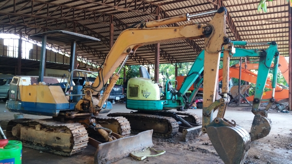 ขาย 195,000 KOMATSU pc30-5  เครื่องดี ปั้มดี เอวแน่น ช่วงล่างสวย รถสวยพร้อมใช้ สภาพเก่านอก รถอยู่ จ.จันทบุรี 090-772-3710 090-772-3708