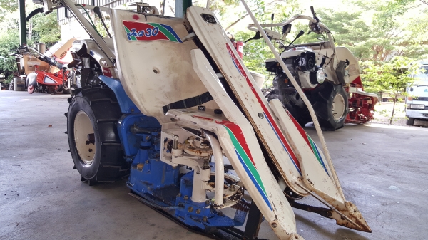 รถเกี่ยวข้าวดินตาม แบบมัด วางลาย รหัสสินค้า  D2 - 11 สอบถามได้