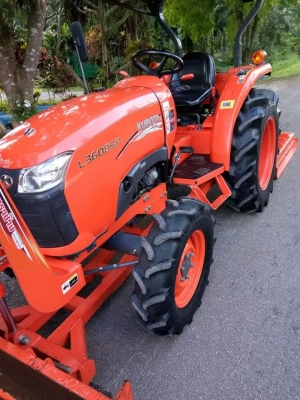 รถไถคูโบต้า L3608SP (4wd) รถเกรดเอ!!  ไม่ตกแต่งสี  สีเดิม100\% #สวยเหมือนได้รถใหม่  ใช้งานน้อยเพียงแค่ 171ชม. #พร้อมใช้งานทุกระบบ เล่มพร้อม พร้อมอุปกรณ์ ดันหน้า ตราช้าง +หางตัดหญ้า