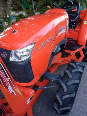 รถไถคูโบต้า L3608SP (4wd) รถเกรดเอ!!  ไม่ตกแต่งสี  สีเดิม100\% #สวยเหมือนได้รถใหม่  ใช้งานน้อยเพียงแค่ 171ชม. #พร้อมใช้งานทุกระบบ เล่มพร้อม พร้อมอุปกรณ์ ดันหน้า ตราช้าง +หางตัดหญ้า