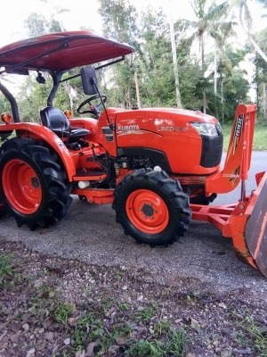 รถไถคูโบต้า L3608SP (4wd) รถเกรดเอ!!  ไม่ตกแต่งสี  สีเดิม100\% #สวยเหมือนได้รถใหม่  ใช้งานน้อยเพียงแค่ 171ชม. #พร้อมใช้งานทุกระบบ เล่มพร้อม พร้อมอุปกรณ์ ดันหน้า ตราช้าง +หางตัดหญ้า