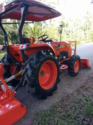 รถไถคูโบต้า L3608SP (4wd) รถเกรดเอ!!  ไม่ตกแต่งสี  สีเดิม100\% #สวยเหมือนได้รถใหม่  ใช้งานน้อยเพียงแค่ 171ชม. #พร้อมใช้งานทุกระบบ เล่มพร้อม พร้อมอุปกรณ์ ดันหน้า ตราช้าง +หางตัดหญ้า