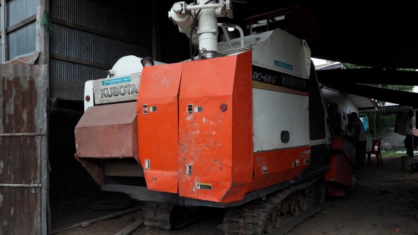 รถเกี่ยวข้าว DC 68g  ปี  54   นิ้วาปริงแท้ท๊อปรุ่นสุดท้าย +เทลเลอร์