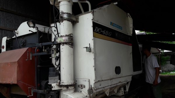 รถเกี่ยวข้าว DC 68g  ปี  54   นิ้วาปริงแท้ท๊อปรุ่นสุดท้าย +เทลเลอร์