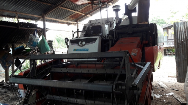 รถเกี่ยวข้าว DC 68g  ปี  54   นิ้วาปริงแท้ท๊อปรุ่นสุดท้าย +เทลเลอร์