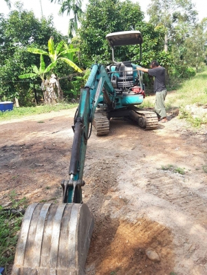 ขาย 220,000 KOMATSU pc 30-7 เครื่องดี ปั้มแรง เอวดี ช่วงล่างดี แต่เฟรมมีผุ รถอยู่ ระยอง 090-772-3710 090-772-3708