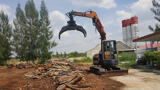 ขายรถแบ็คโค คีบไม้HITACHI EX55สภาพใช้งานประจำช่วงล่างดีทำงานเร็ว มีใบมีดหน้า วีดีโอทำงาน https://youtu.be/W5IpEGjG3cw