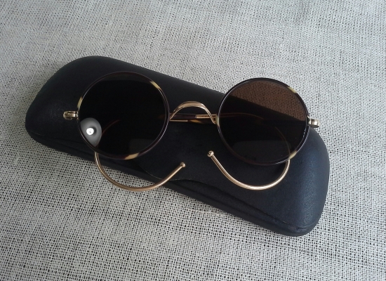 แว่นตาโกลด์ฟิลด์อังกฤษที่เก่าแก่และล้ำค่าที่สุด  Antique HAWES handmade in England