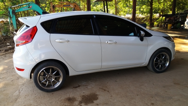 ขาย 265,000 FORD FIESTA ปี 2011 วิ่งน้อย 90,000 กม. เครื่องดี เกียร์ออโต้ดี แอร์เย็น ภายในเหมือนใหม่ รถสวยมีเสน่ห์ รถอยู่จันทบุรี 090-772-3710 090-772-3708