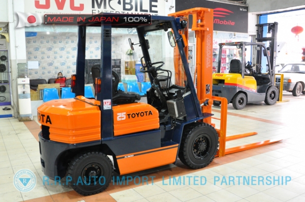 ขายรถโฟล์คลิฟท์มือสอง TOYOTA รุ่น 5FD25-60381 นำเข้าจากประเทศญี่ปุ่น 100\% ไม่เคยใช้งานในไทย