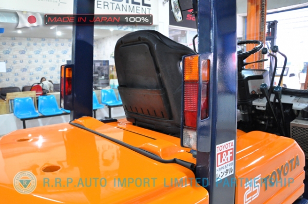 ขายรถโฟล์คลิฟท์มือสอง TOYOTA รุ่น 5FD25-60381 นำเข้าจากประเทศญี่ปุ่น 100\% ไม่เคยใช้งานในไทย