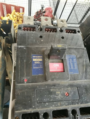 ตัวละ1300 บ. กทม.ส่งฟรี083-2000058 LINE ID: line83293 เบรกเกอร์ mitsubishi ขนาด 500 A. ตัวใหญ่ ไม่มีแตกหักใช้งานได้เลย