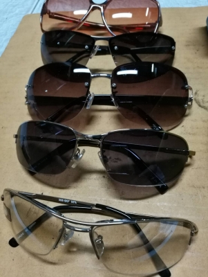 ทั้งหมด 700 บ.ส่งฟรี083-2000058 LINE ID: line83293 ชุดแว่นตา 5 อันสวยๆ นาฬิกาปลุกตั้งโต๊ะ 2 อัน  นาฬิกาการ์ตูนแขวนผนัง