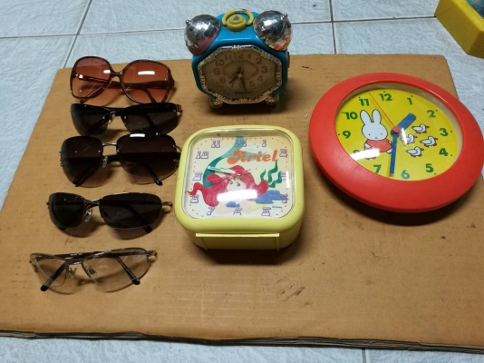 ทั้งหมด 700 บ.ส่งฟรี083-2000058 LINE ID: line83293 ชุดแว่นตา 5 อันสวยๆ นาฬิกาปลุกตั้งโต๊ะ 2 อัน  นาฬิกาการ์ตูนแขวนผนัง