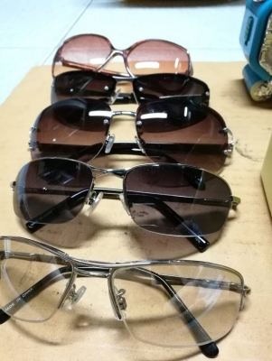 ทั้งหมด 700 บ.ส่งฟรี083-2000058 LINE ID: line83293 ชุดแว่นตา 5 อันสวยๆ นาฬิกาปลุกตั้งโต๊ะ 2 อัน  นาฬิกาการ์ตูนแขวนผนัง