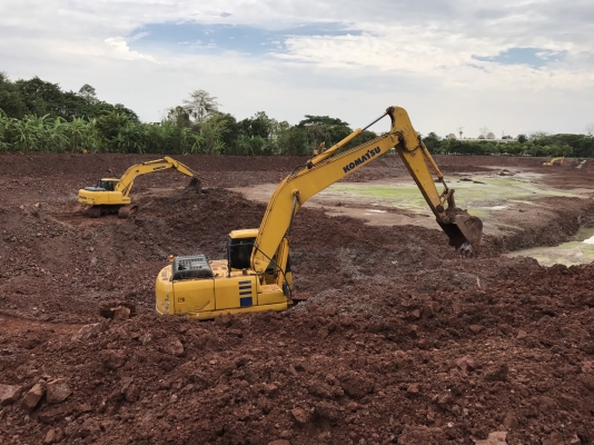 ขายรถแบคโฮ KOMATSU PC200-7 จำนวนสองคัน สภาพดี พร้อมใช้งาน