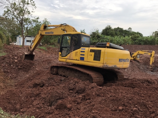 ขายรถแบคโฮ KOMATSU PC200-7 จำนวนสองคัน สภาพดี พร้อมใช้งาน