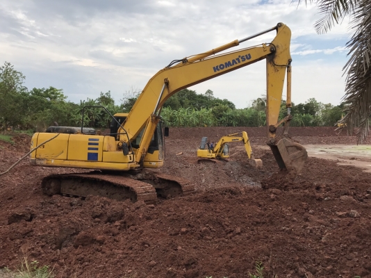 ขายรถแบคโฮ KOMATSU PC200-7 จำนวนสองคัน สภาพดี พร้อมใช้งาน