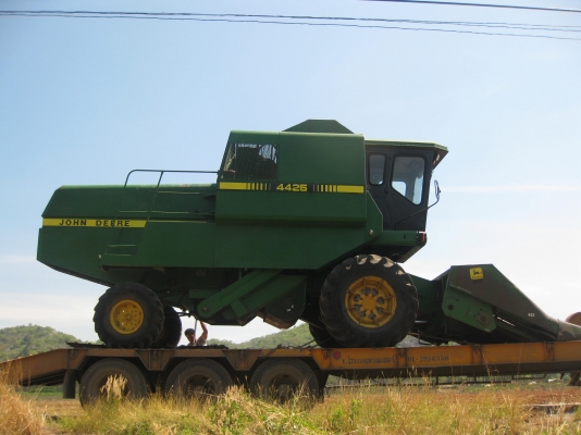 รถเกี่ยวข้าวโพด พร้อมหัวจอร์นเดียร์ รถเกี่ยวข้าวโพด พร้อมหัวจอร์นเดียร์