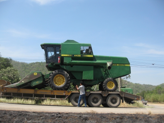 รถเกี่ยวข้าวโพด พร้อมหัวจอร์นเดียร์ รถเกี่ยวข้าวโพด พร้อมหัวจอร์นเดียร์