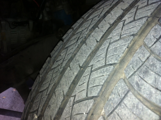 ขายยางdeestone. payak. 007. 265/65r17สภาพ90\%เพิ่งเปลี่ยนมาไม่นาน พอดีอยากโหลดลงเหมือนเดิมครับ